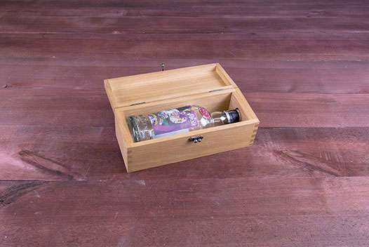 Spirituosenverpackung in Form einer Eichenholzkassette für eine Flasche Whiskey